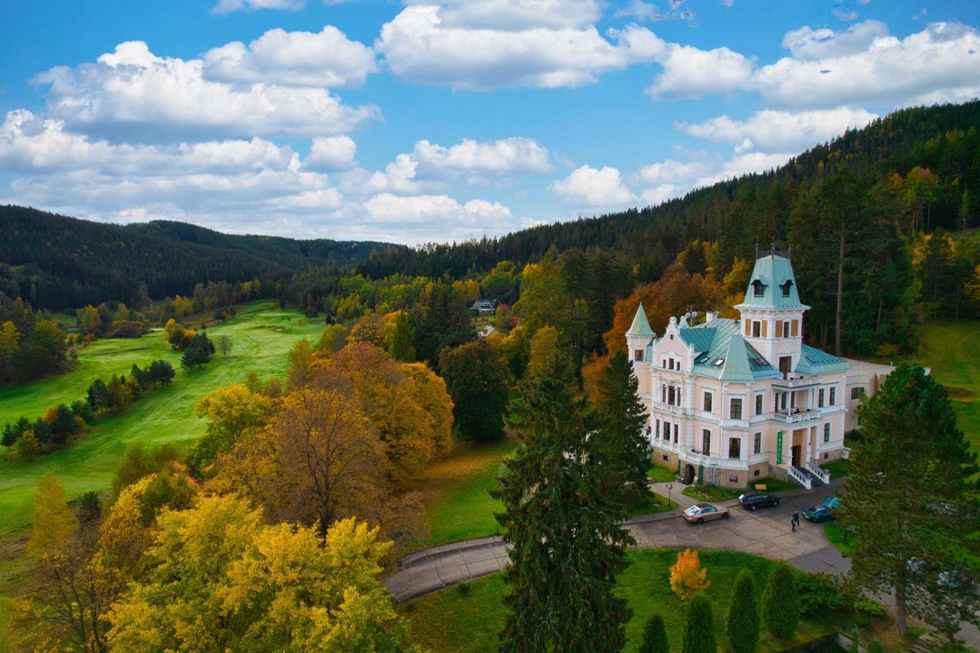 Hotel Chateau Cihelny カルロヴィ・ヴァリ エクステリア 写真