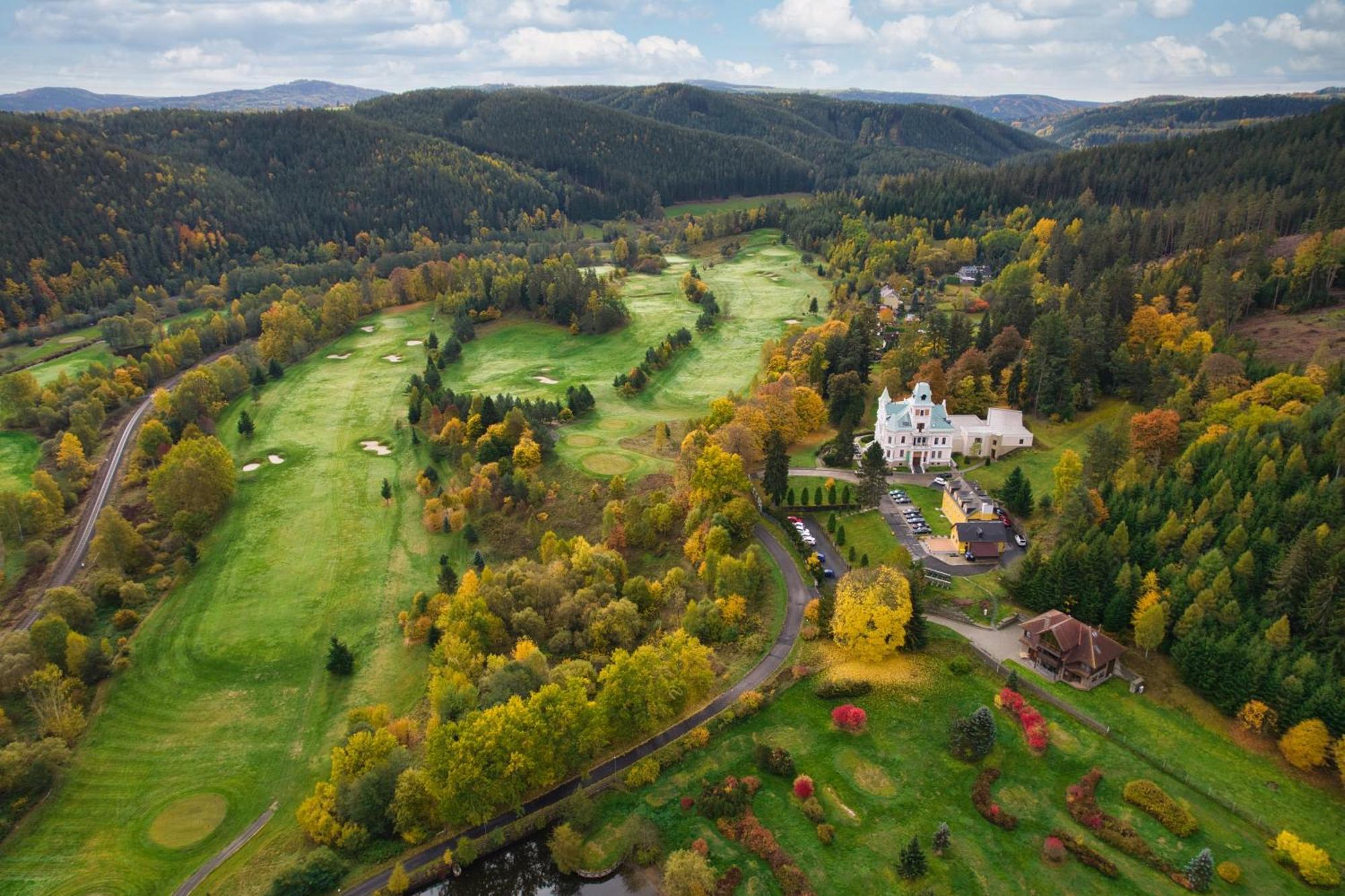 Hotel Chateau Cihelny カルロヴィ・ヴァリ エクステリア 写真