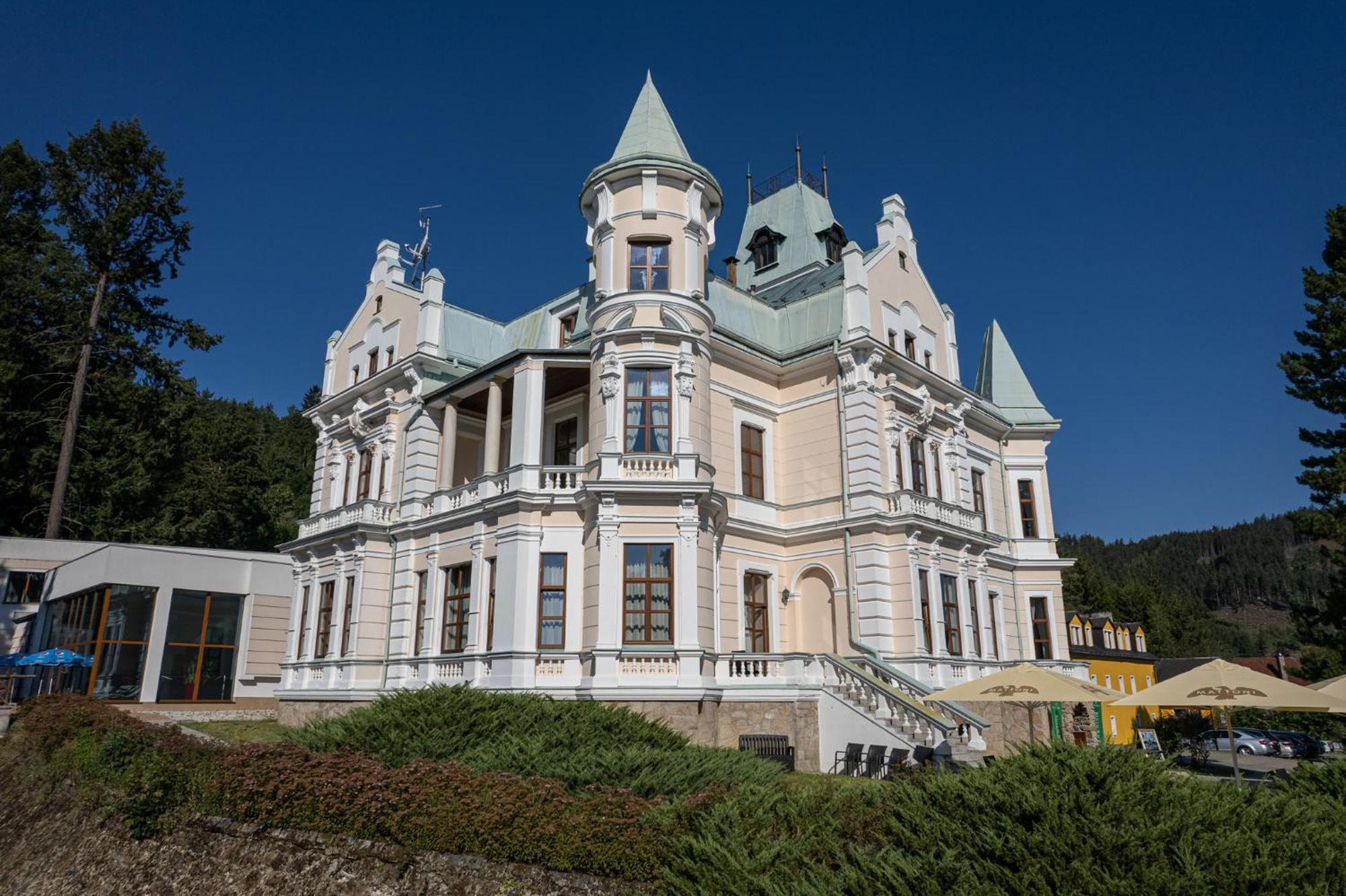 Hotel Chateau Cihelny カルロヴィ・ヴァリ エクステリア 写真