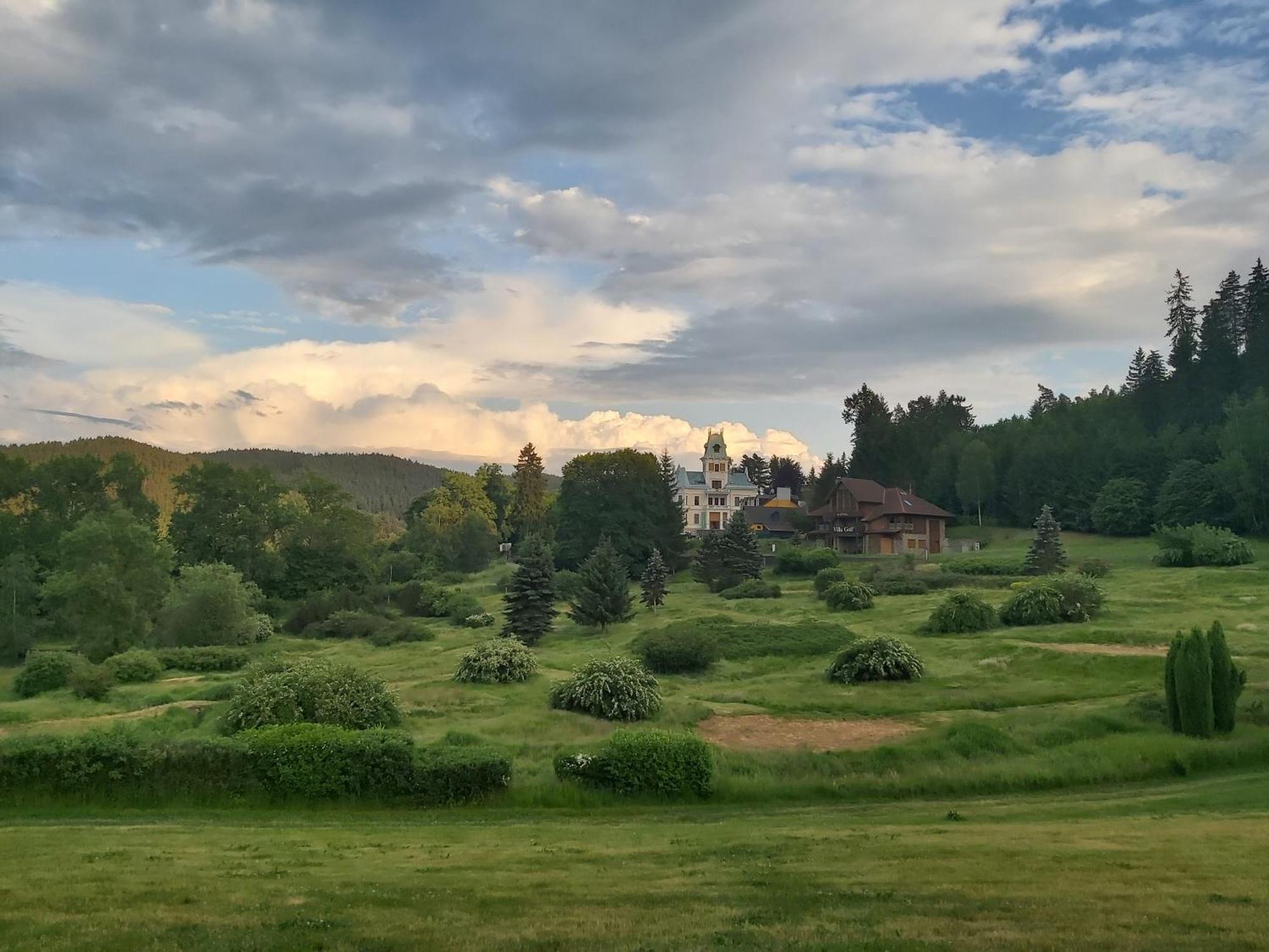 Hotel Chateau Cihelny カルロヴィ・ヴァリ エクステリア 写真