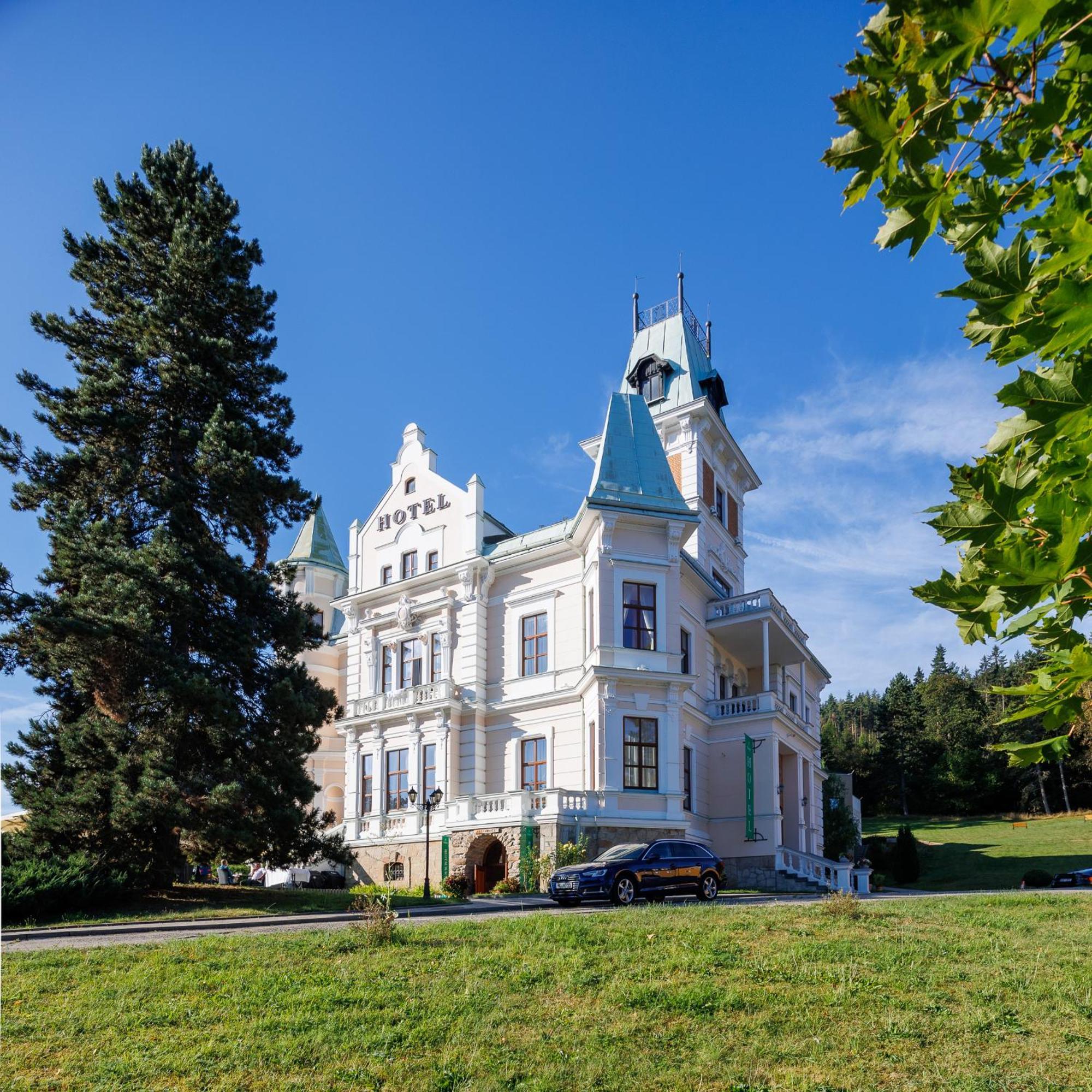 Hotel Chateau Cihelny カルロヴィ・ヴァリ エクステリア 写真